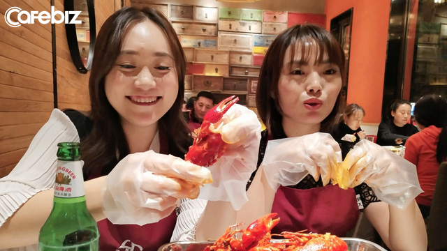 Không sợ hãi, Trung Quốc biến tôm hùm đất thành ngành kinh doanh 40 tỷ USD ngay trên đồng ruộng - Ảnh 1.