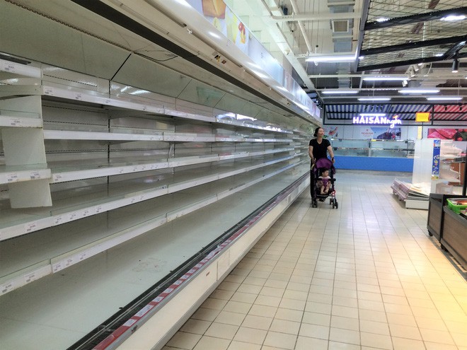  Siêu thị Auchan vắng vẻ, lặng lẽ tháo các kệ hàng sau bão giảm giá - Ảnh 2.