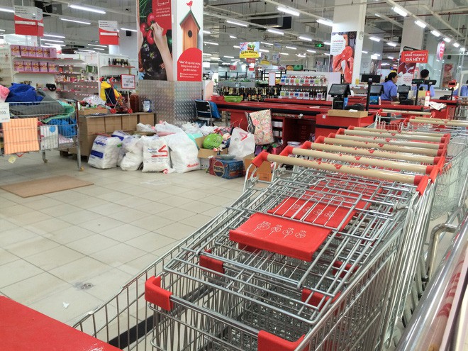  Siêu thị Auchan vắng vẻ, lặng lẽ tháo các kệ hàng sau bão giảm giá - Ảnh 13.