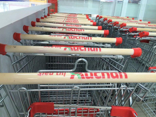  Siêu thị Auchan vắng vẻ, lặng lẽ tháo các kệ hàng sau bão giảm giá - Ảnh 14.