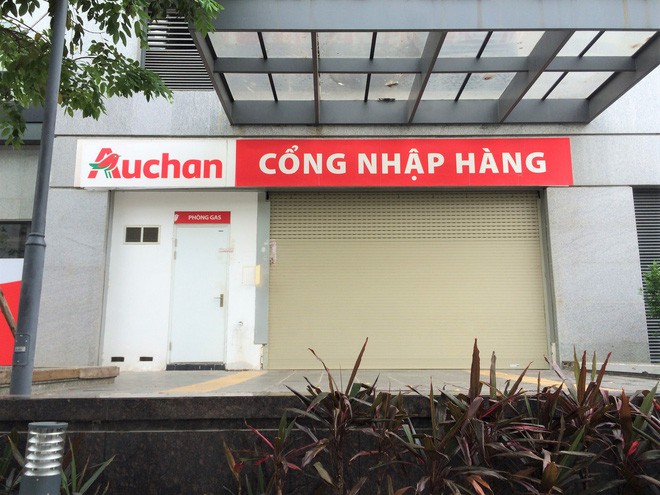  Siêu thị Auchan vắng vẻ, lặng lẽ tháo các kệ hàng sau bão giảm giá - Ảnh 15.