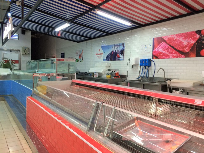  Siêu thị Auchan vắng vẻ, lặng lẽ tháo các kệ hàng sau bão giảm giá - Ảnh 3.