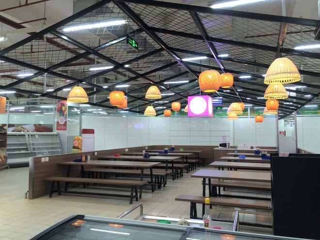  Siêu thị Auchan vắng vẻ, lặng lẽ tháo các kệ hàng sau bão giảm giá - Ảnh 4.