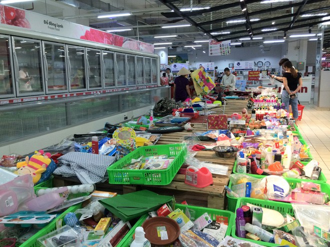  Siêu thị Auchan vắng vẻ, lặng lẽ tháo các kệ hàng sau bão giảm giá - Ảnh 7.