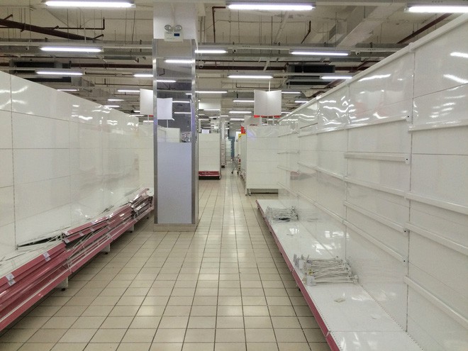  Siêu thị Auchan vắng vẻ, lặng lẽ tháo các kệ hàng sau bão giảm giá - Ảnh 9.