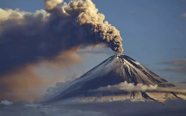 Nhật Bản: Trong miệng núi lửa đang âm ỉ vẫn có bãi đáp trực thăng và 200 người dân sinh sống - Ảnh 3.