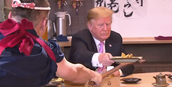 TT Trump gây bão với biểu cảm thú vị: Nhận thức ăn bằng 1 tay, ném cái nhìn sắc lẹm về đầu bếp Nhật Bản - Ảnh 4.