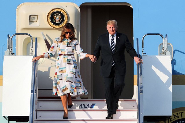  Hết thời bị vợ phũ phàng hất tay, Tổng thống Trump gây sốt với loạt khoảnh khắc tình bể bình cùng bạn đời trong chuyến thăm Nhật Bản  - Ảnh 2.