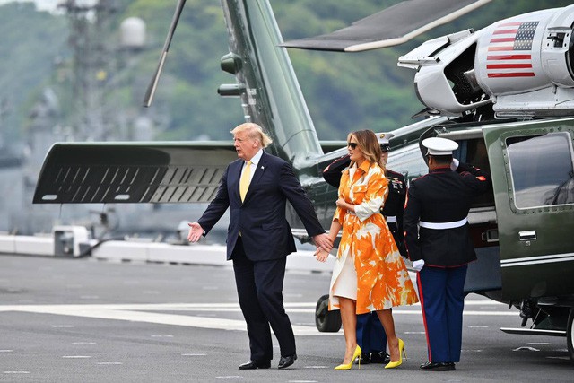  Hết thời bị vợ phũ phàng hất tay, Tổng thống Trump gây sốt với loạt khoảnh khắc tình bể bình cùng bạn đời trong chuyến thăm Nhật Bản  - Ảnh 3.