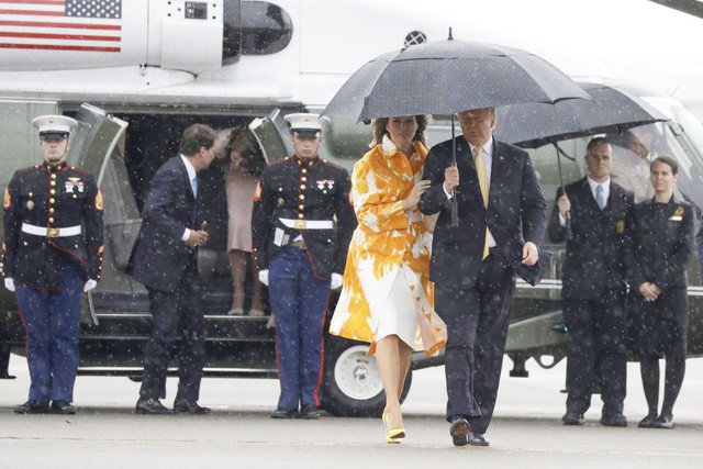  Hết thời bị vợ phũ phàng hất tay, Tổng thống Trump gây sốt với loạt khoảnh khắc tình bể bình cùng bạn đời trong chuyến thăm Nhật Bản  - Ảnh 5.