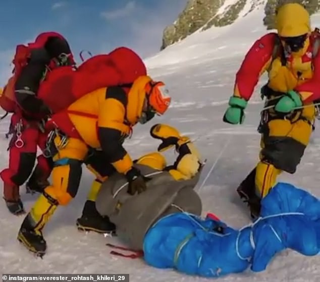 Hình ảnh rợn tóc gáy trong vụ tắc đường trên Everest: Dân bản địa kéo lê xác người đang đông cứng - Ảnh 1.