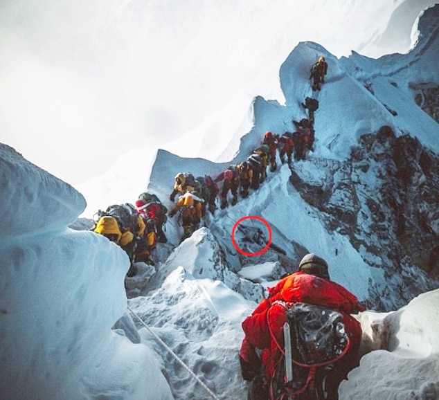 Hình ảnh rợn tóc gáy trong vụ tắc đường trên Everest: Dân bản địa kéo lê xác người đang đông cứng - Ảnh 5.