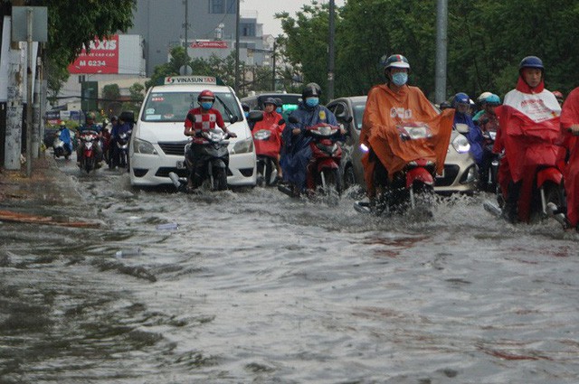 TP HCM ngập mênh mông, kẹt xe khắp nơi sau mưa lớn - Ảnh 3.