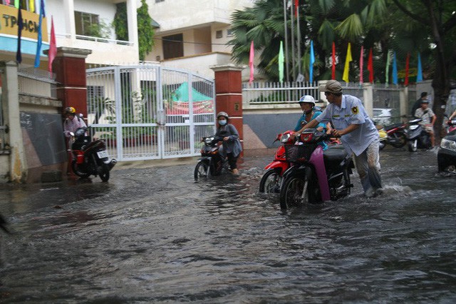 TP HCM ngập mênh mông, kẹt xe khắp nơi sau mưa lớn - Ảnh 5. TP HCM ngập mênh mông, kẹt xe khắp nơi sau mưa lớn - Ảnh 5.