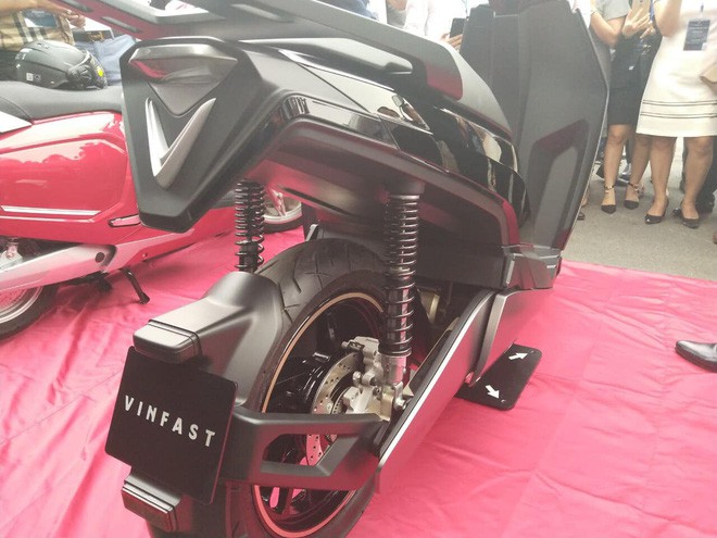 vinfast v9 - Lộ diện VinFast V9 – Xe máy điện nhanh và mạnh nhất sắp bán tại Việt Nam - photo vinfast v9 - photo 2 15573718600651347546757 - Lộ diện VinFast V9 – Xe máy điện nhanh và mạnh nhất sắp bán tại Việt Nam