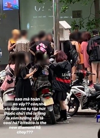 Nhức mắt trước cảnh tượng nhiều nhóm nam nữ teen tụ tập hút thuốc lá, chửi thề to tiếng trước Bitexco: Tưởng vậy là cool? - Ảnh 7. Nhức mắt trước cảnh tượng nhiều nhóm nam nữ teen tụ tập hút thuốc lá, chửi thề to tiếng trước Bitexco: Tưởng vậy là cool? - Ảnh 7.