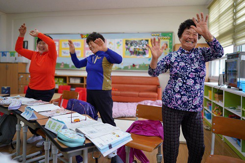 Những cụ bà 70 tuổi mới bắt đầu đi học vỡ lòng ở Hàn Quốc - Ảnh 1.