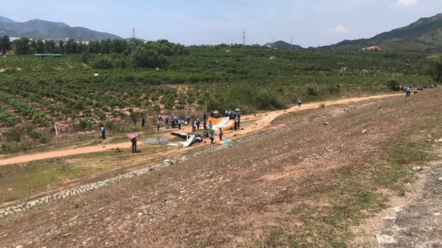 Cận cảnh rơi máy bay ở Khánh Hòa, 2 người tử nạn - Ảnh 4.