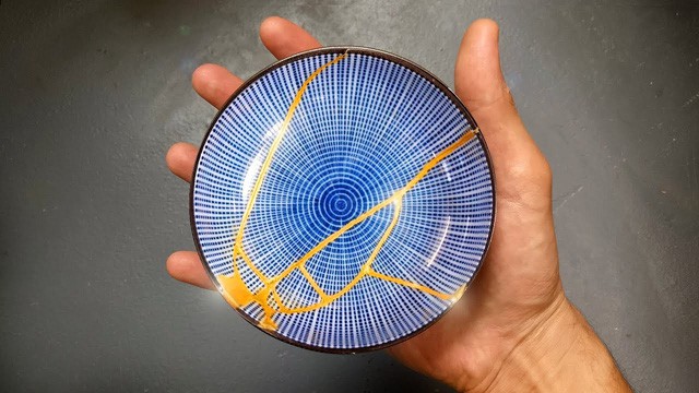  Kintsugi: Nghệ thuật dùng vàng ròng hàn gắn gốm vỡ và triết lý cuộc sống tôn vinh vẻ đẹp từ những rạn nứt tâm hồn của người Nhật  - Ảnh 2.