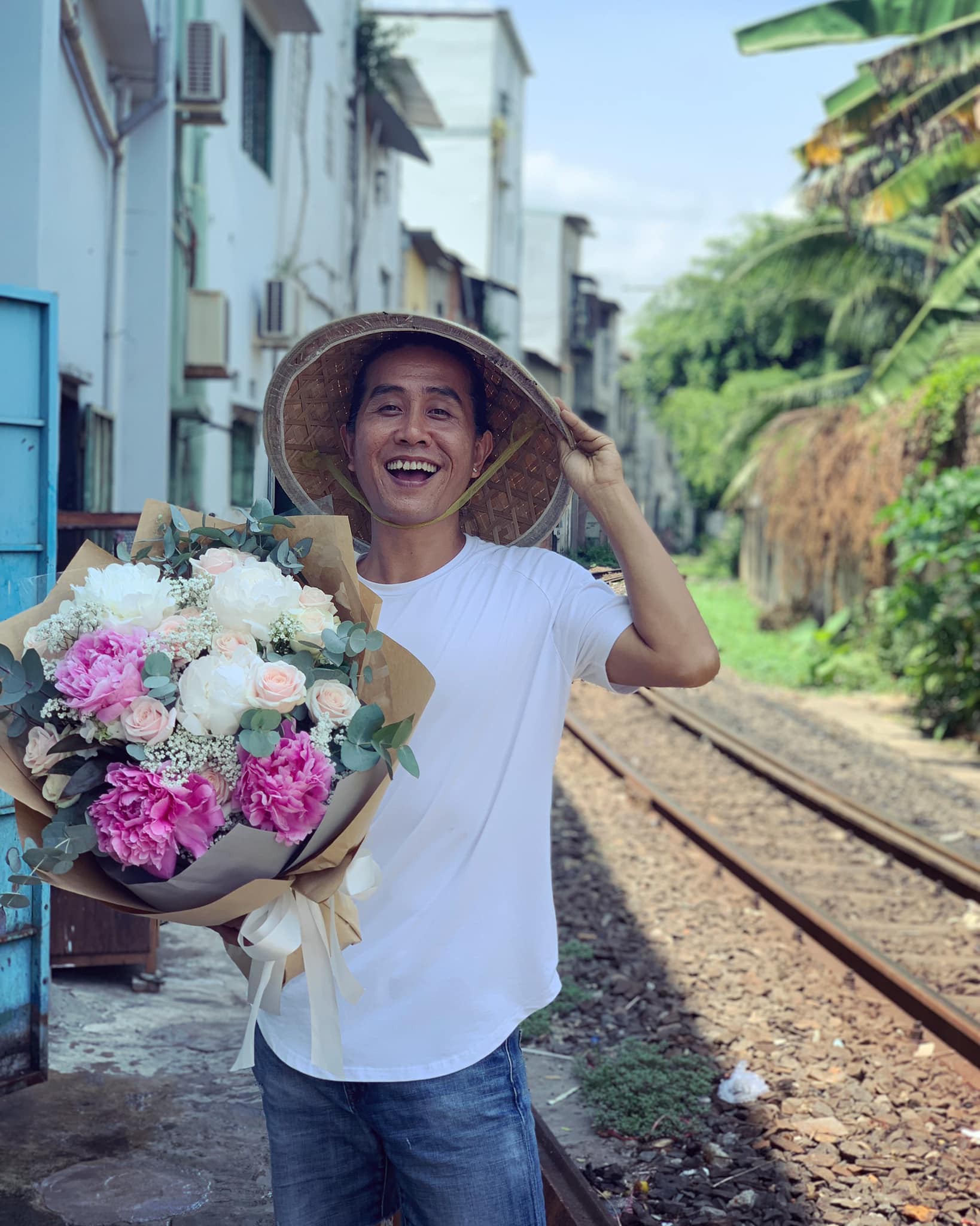 Gánh hàng nước nói không với đồ nhựa của anh chàng vừa lạ vừa quen ở Nha Trang: Thay nắp nhựa bằng... bánh tráng - Ảnh 11.
