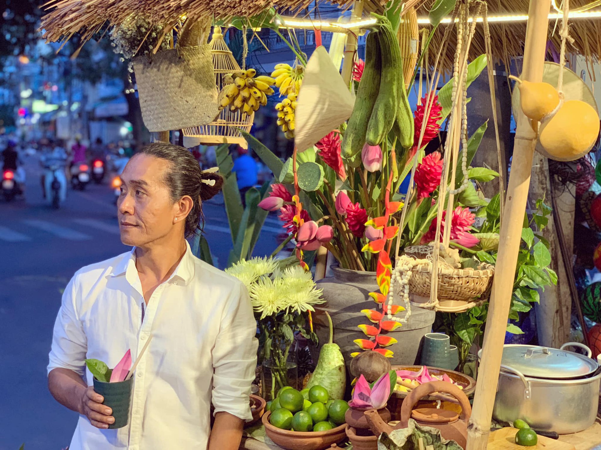 Gánh hàng nước nói không với đồ nhựa của anh chàng vừa lạ vừa quen ở Nha Trang: Thay nắp nhựa bằng... bánh tráng - Ảnh 12.