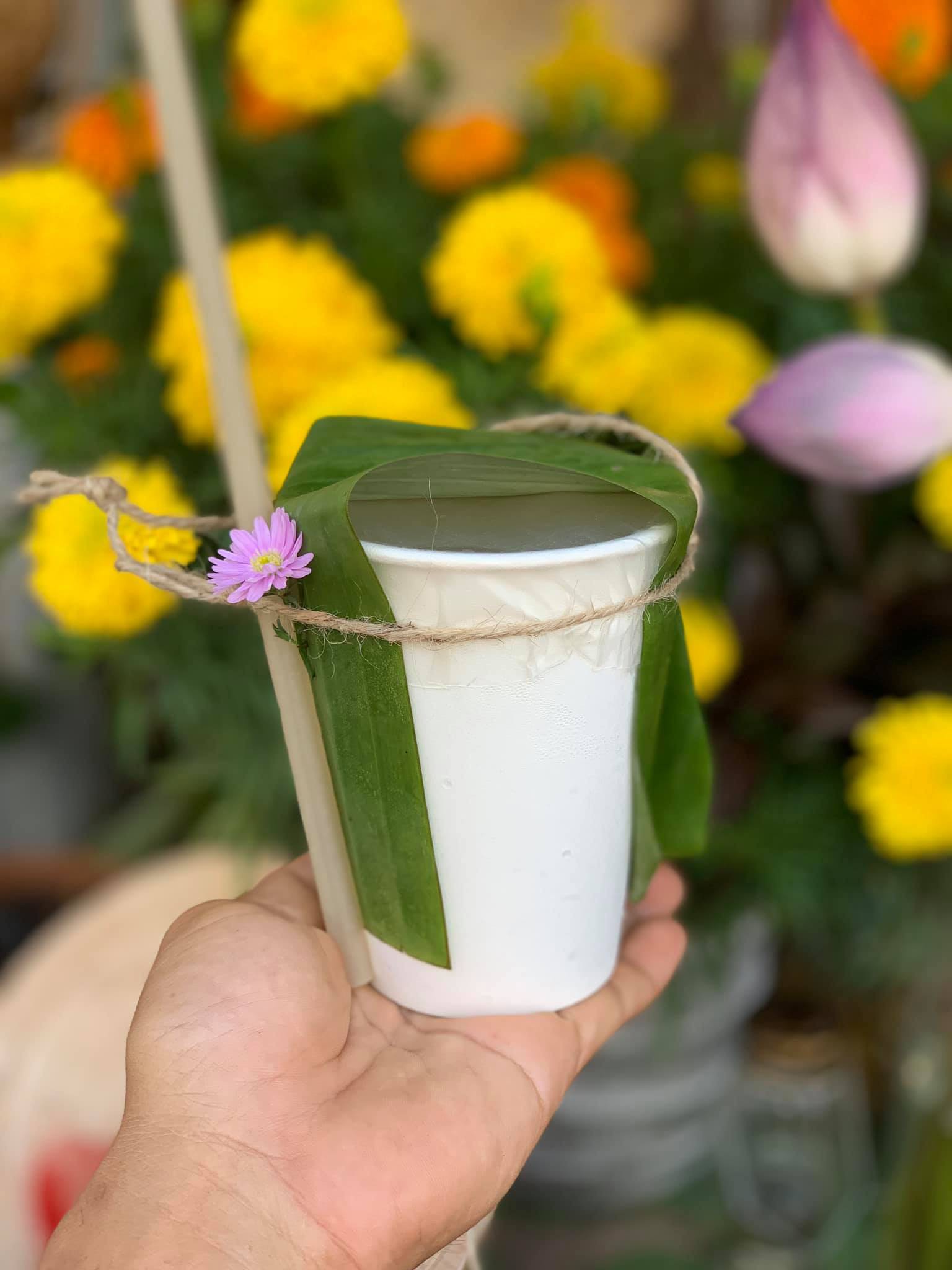 Gánh hàng nước nói không với đồ nhựa của anh chàng vừa lạ vừa quen ở Nha Trang: Thay nắp nhựa bằng... bánh tráng - Ảnh 9.