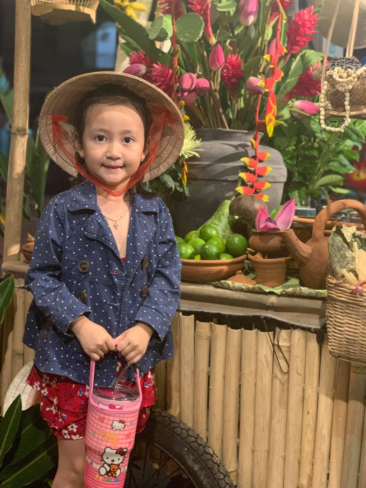 Gánh hàng nước nói không với đồ nhựa của anh chàng vừa lạ vừa quen ở Nha Trang: Thay nắp nhựa bằng... bánh tráng - Ảnh 10.