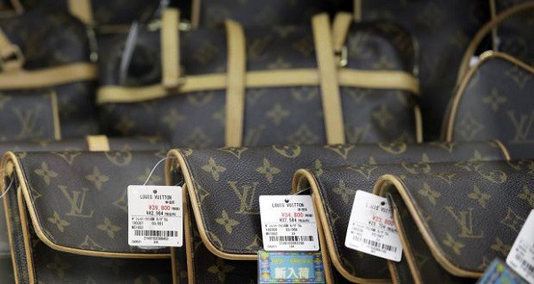 [Chuyện thương hiệu] Vì sao những chiếc túi Louis Vuitton rất đắt đỏ nhưng không bao giờ giảm giá? - Ảnh 1.