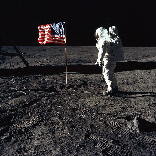 Năm 2024, chúng ta sẽ kỷ niệm 54 năm kể từ khi Neil Armstrong và Buzz Aldrin đổ bộ lên Mặt trăng. Đó đã là một bước đột phá lịch sử trong việc khám phá không gian. Những hình ảnh về chuyến thám hiểm này vẫn còn đầy cảm xúc và cũng là một phần không thể thiếu trong cuộc sống đương đại của chúng ta.