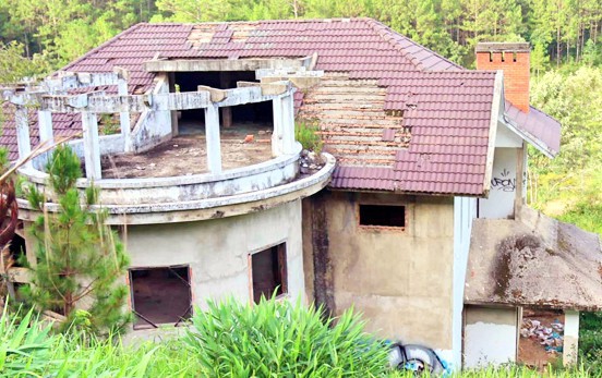 Hàng chục biệt thự nghỉ dưỡng trên đồi thông Đà Lạt bị bỏ hoang nhiều năm, xuống cấp nghiêm trọng - Ảnh 2.