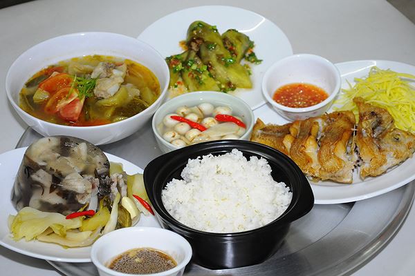 Sai lầm khi ăn cơm cực hại sức khỏe, hầu hết người Việt đều mắc - Ảnh 2.