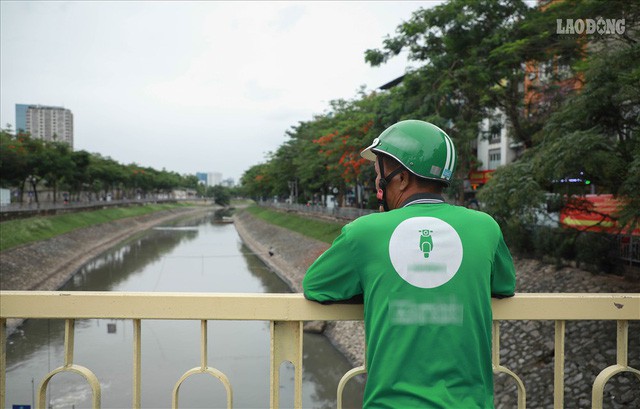  Nước sông Tô Lịch đổi màu từ đen sang nâu: Được thế là may rồi!  - Ảnh 6.