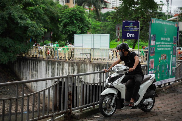  Nước sông Tô Lịch đổi màu từ đen sang nâu: Được thế là may rồi!  - Ảnh 9.