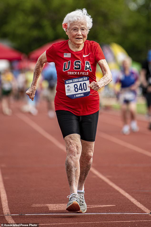 Bà cụ 100 tuổi mới tập chạy bộ, 103 tuổi vô địch giải chạy toàn quốc kèm hàng loạt kỷ lục không thể tin nổi - Ảnh 2.