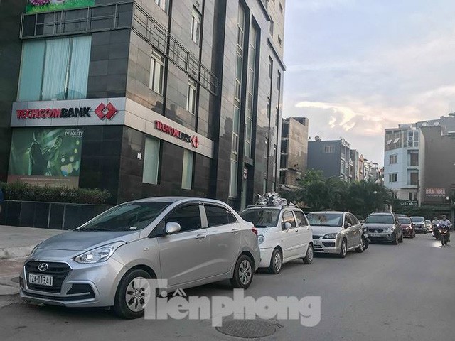  Cư dân nhà thu nhập thấp đầu tiên ở Hà Nội giành giật chỗ để ô tô  - Ảnh 1.