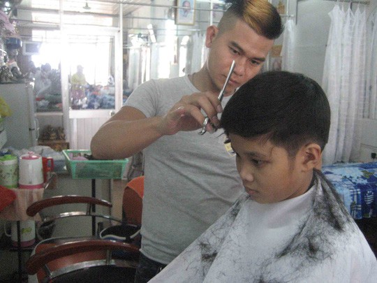 Salon kín khách thợ cắt tóc vỉa hè tại Hà Nội bội thu  baotintucvn
