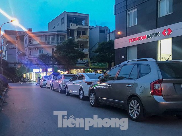  Cư dân nhà thu nhập thấp đầu tiên ở Hà Nội giành giật chỗ để ô tô  - Ảnh 9.