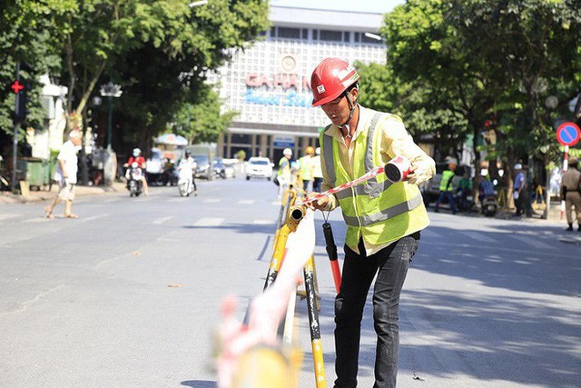  Lạ lẫm phố Trần Hưng Đạo được rào chắn, ngơ ngác chui dây tìm lối thoát  - Ảnh 2.