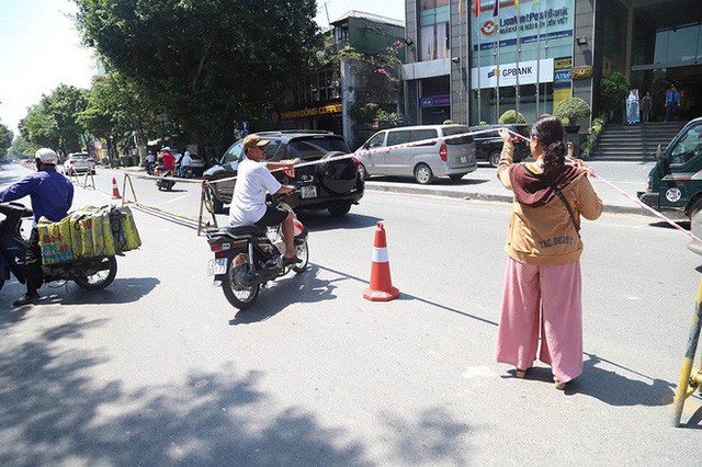  Lạ lẫm phố Trần Hưng Đạo được rào chắn, ngơ ngác chui dây tìm lối thoát  - Ảnh 7.