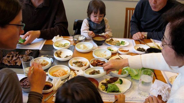Văn hóa sum vầy trên bàn ăn của người Hàn Quốc: Cả nhà quây quần ngày càng ít, giờ là thời đại của những bữa ăn một mình cô độc - Ảnh 1.