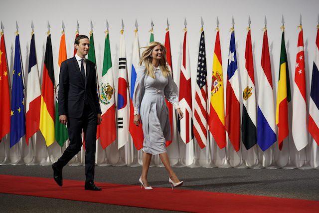  Vừa có mặt tại Nhật Bản, Ivanka Trump đã khiến dư luận phát sốt với thần thái hơn người, nổi bật giữa dàn chính khách, đến chồng cũng bị lép vế - Ảnh 3.