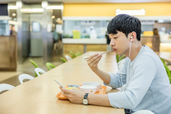 Văn hóa sum vầy trên bàn ăn của người Hàn Quốc: Cả nhà quây quần ngày càng ít, giờ là thời đại của những bữa ăn một mình cô độc - Ảnh 9.