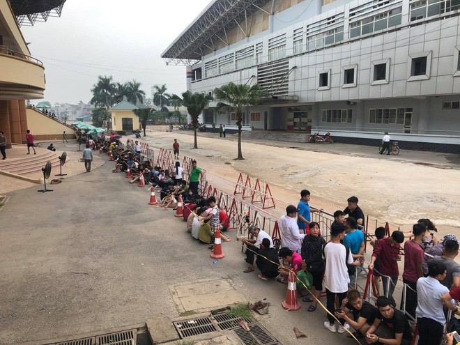 u23 việt nam – myanmar - Đội nắng xếp hàng mua vé trận U23 Việt Nam – Myanmar, phe vé “hét” giá gấp 10 lần - photo u23 việt nam – myanmar - photo 1 1559548622709821733903 - Đội nắng xếp hàng mua vé trận U23 Việt Nam – Myanmar, phe vé “hét” giá gấp 10 lần