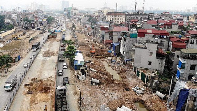  Mặt tiền chênh vênh, người dân chật vật bắc cầu lên nhà trên phố Phạm Văn Đồng - Ảnh 1.