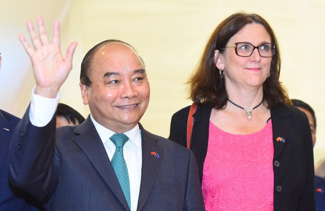 Những khoảnh khắc ấn tượng trong lễ ký kết lịch sử giữa Việt Nam và EU - Ảnh 4. Những khoảnh khắc ấn tượng trong lễ ký kết lịch sử giữa Việt Nam và EU - Ảnh 4.