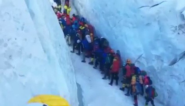 Những bức hình ám ảnh nhất trên đường chinh phục đỉnh Everest: Từ các cột mốc thi thể đến sự thật kinh hoàng hiện ra khi tuyết tan - Ảnh 11.