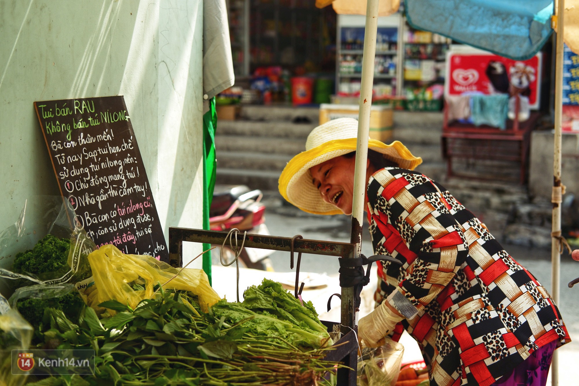 Gặp cô bán rau vui tính ở Sài Gòn với tấm bảng