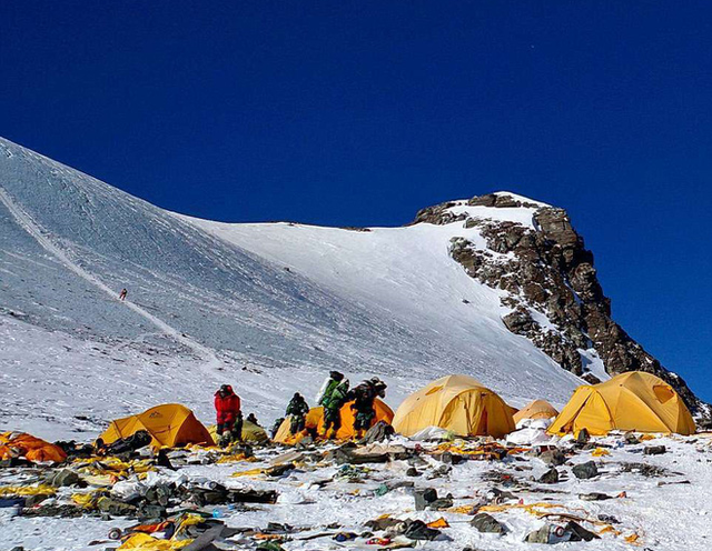 Những bức hình ám ảnh nhất trên đường chinh phục đỉnh Everest: Từ các cột mốc thi thể đến sự thật kinh hoàng hiện ra khi tuyết tan - Ảnh 3.