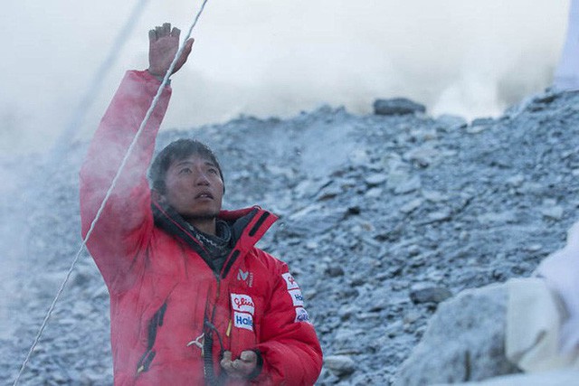 Những bức hình ám ảnh nhất trên đường chinh phục đỉnh Everest: Từ các cột mốc thi thể đến sự thật kinh hoàng hiện ra khi tuyết tan - Ảnh 7.