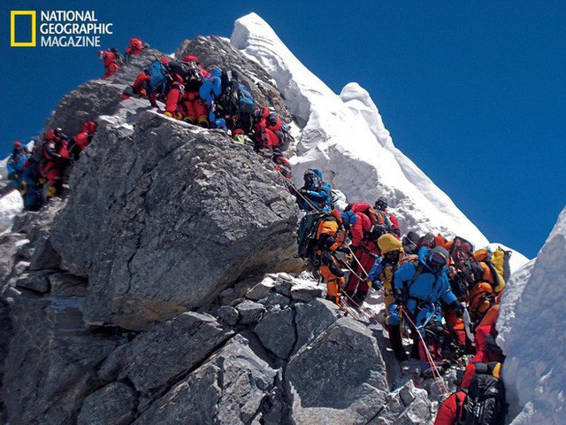 Những bức hình ám ảnh nhất trên đường chinh phục đỉnh Everest: Từ các cột mốc thi thể đến sự thật kinh hoàng hiện ra khi tuyết tan - Ảnh 10.